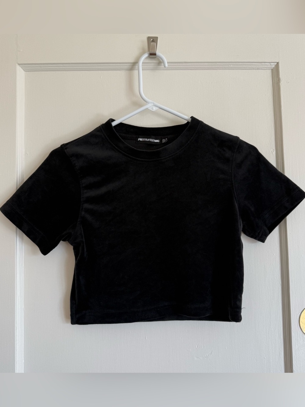 PrettyLittleThing Black Cropped Tee